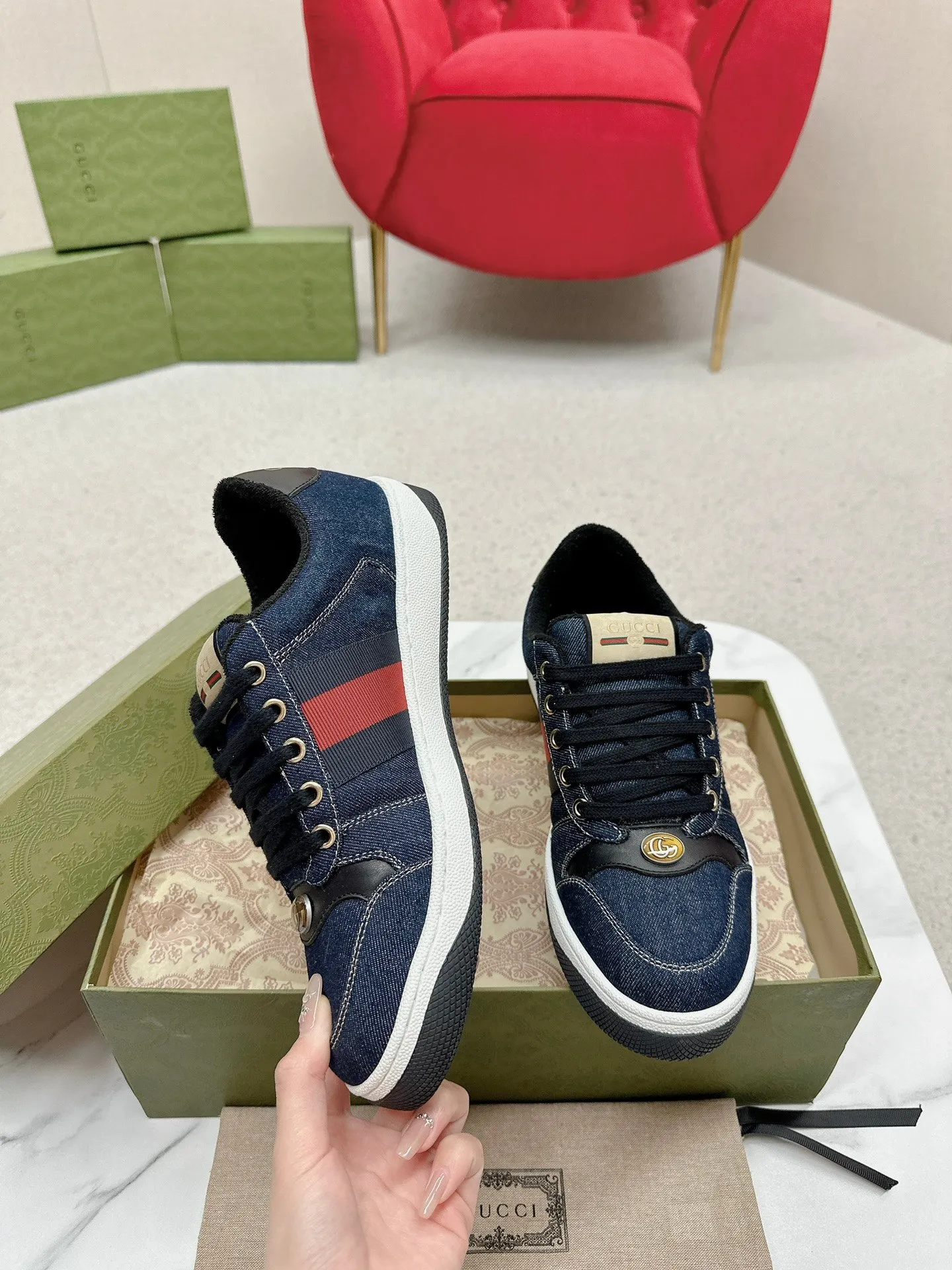 👟👟Ex-factory price 560👟👟 Men’s size +10 Gucci——purchased version GG series distressed dirty shoes-hot style is coming! 9 times out of 10 sales, you will definitely get the money. Ready stock! Spot goods! Spot goods! New colors added - the ultimate version on the market! Purchase the original version and develop it... fabric, material, outsole, and details can be compared at will! Open-mold Swarovski one-to-one replica rhinestone chain...Metal cherry pendant...Metal double G crystal cylindrical mark...Gucci original customized narrow webbing...Super flash series - flash diamond chain. The cherry decoration is detachable and can be changed into two to match with each other to show your personality. Exclusive color-brushed cowhide fabric. Hand-made distressed is very textured and has a sense of luxury! The details of the workmanship can be seen in the drawings, and no line is missed. The original terry cloth is delicate, soft and more comfortable and breathable. The privately stamped two-color original TPU outsole (lower layer is wider, upper layer is narrower). Matching packaging⭐️ Size: Female 35-40 Male 39-44 (Female 41 Male 45 customized)